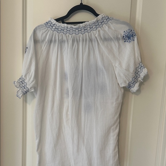 Chic White and Blue Embroidered Blouse - Picture 4 of 4